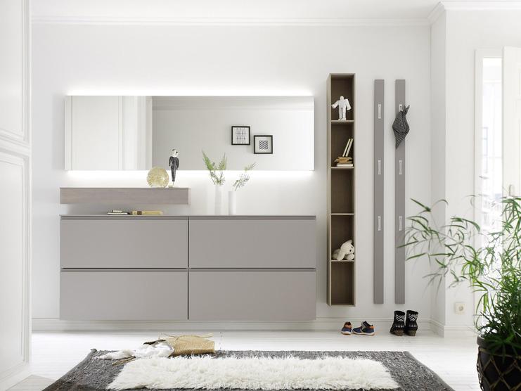 Moderne Garderobe in Grau Helle Garderobe in modernem Design mit Spiegel, offenen Regalfächern und grauen Fronten in elegantem Wohnstil.