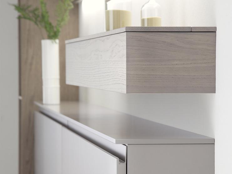 Hängeboard nach Maß Hängeboard an der Wand über einem Regal