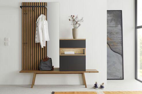 Elegante Garderobe nach Maß Moderne Garderobe nach Maß mit schwarzer Front, Holzdetails und Sitzbank